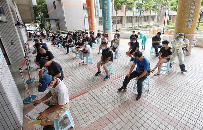 摊商们排队打疫苗。（赵双杰摄）
