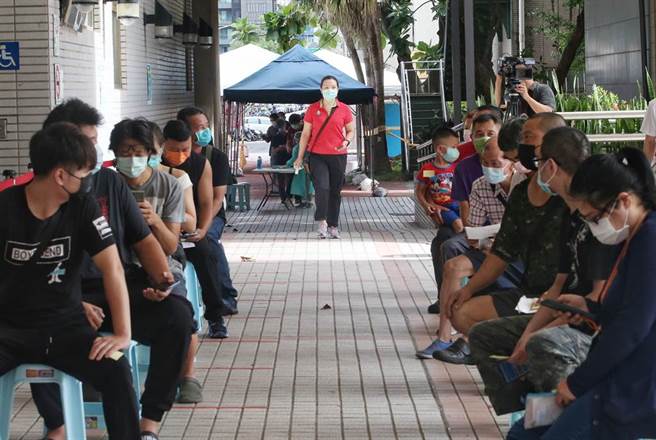 摊商们排队打疫苗。（赵双杰摄）
