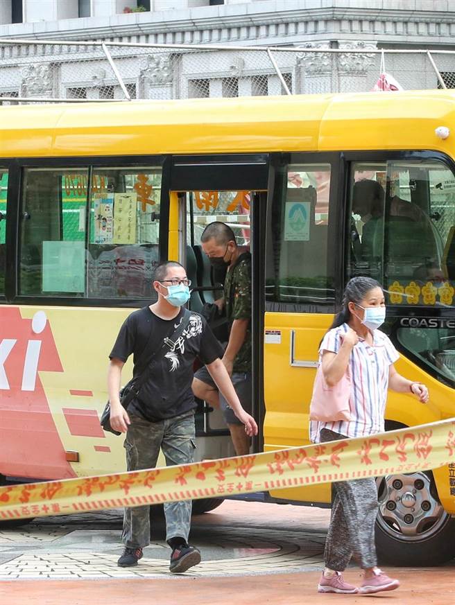 专车载摊商打疫苗。（赵双杰摄）
