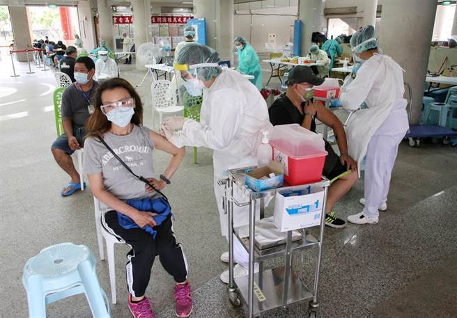 摊商们接种疫苗。（赵双杰摄）
