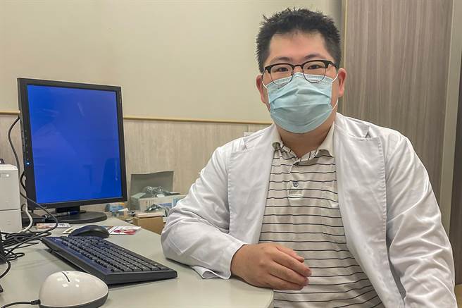 中醫大新竹附設醫院身心科醫師姜學斌提醒，感染新冠肺炎治癒者返家休息後，要持續觀察是否有「長期新冠病毒感染後症候群」。（羅濱攝）