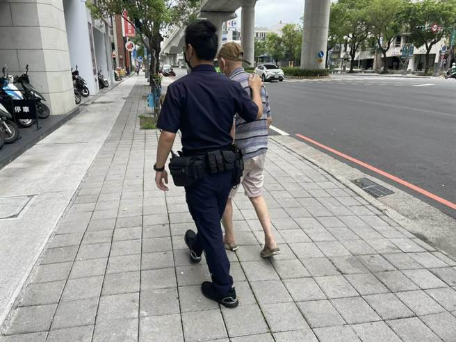 楊姓老翁出外迷途，被熱心的計程車司機載至派出所尋求警方協助，員警貼心護送他返家。（民眾提供／盧金足台中傳真）