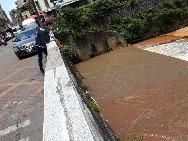 桃园市环保局26日至桃园区復兴路一处工程稽查，发现该工程开挖时地下水混合开挖泥土产生黄泥色废水。（桃园市环保局提供／姜霏桃园传真）