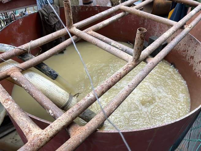 桃园市环保局表示，该工程的沉淀桶效果不佳，导致道路侧沟内积泥。（桃园市环保局提供／姜霏桃园传真）