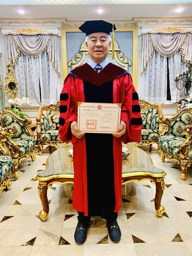 78岁的中华民国行政顾问总会荣誉理事长郭荣丰，经过1年先修加上4年博士班课程的努力，今年取得长荣大学经营管理博士学位。（郭荣丰提供／洪荣志台南传真）