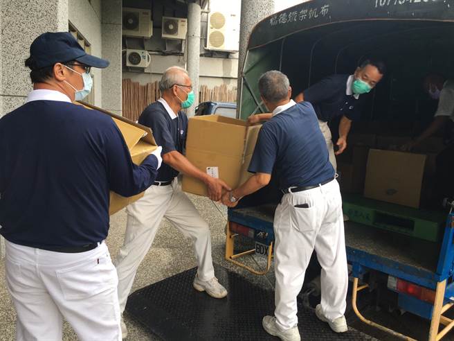 慈济基金会陆续提供防护面罩超过1万2千片、PVC手套超过11万双、安心祝福包、口罩、营养补充品给屏东地区进行防疫及民眾营养补充之用。