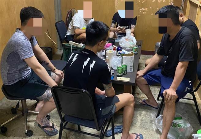 屏东6男无视Delta入侵还一起拉K，先罚37万。(宋原彰翻摄)