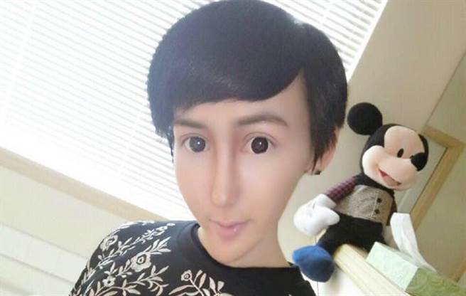 「蛇精男」劉梓晨以前常把自己P得不自然，因此爆紅。（圖／微博＠劉梓晨）