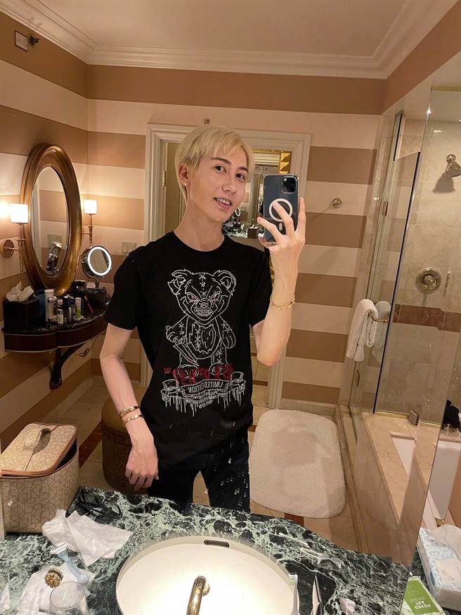 蛇精男沒P圖的真面目，反而被網友稱讚很帥。（圖／微博＠劉梓晨）