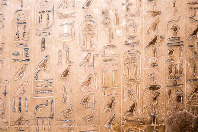 ▲烏納斯金字塔牆壁上的象形文字。　 圖：shutterstock╱來源