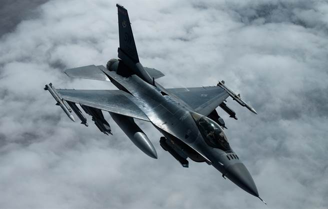 美國空軍F-16戰機2020年11月30日在美軍中央司令部（U.S. Central Command）防區飛行的畫面。（美國空軍）