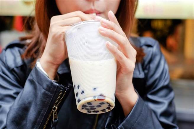 現調飲料含咖啡因，111年7月起須標示含量。(示意圖/Shutterstock)