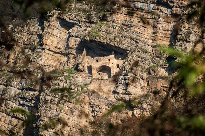亚塞拜然西北部高加索山脉的300公尺处峭壁上，坐落一座拥有千百年歷史的「仙女城堡」。(图/达志影像)