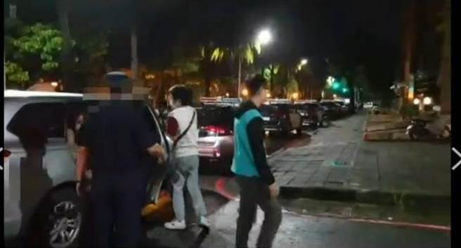 在派出所前拍摄裸照的崔女和拍摄者林男（蓝背心者）被警方约谈到案，警方事后查出林男现职竟是台中警员。（翻摄照片／石秀华高雄传真）