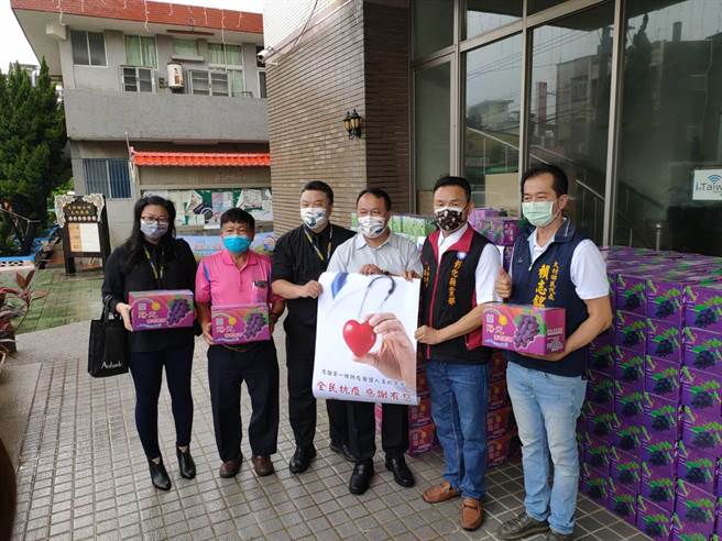 國民黨彰化縣黨部主委張錦昆，28日號召多名企業主，向大村鄉10位葡萄農民一共採購了1200箱的葡萄，希望能幫助辛苦的農民。(國民黨提供／吳建輝彰化傳真)
