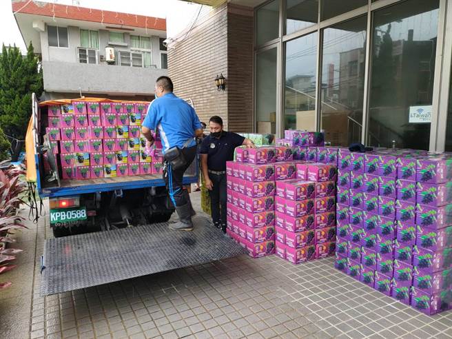自疫情爆發後彰化縣內各地發起採購葡萄活動，國民黨彰化縣黨部號召企業主，認購1200箱大村葡萄，也創下最近認購數量最高的紀錄。(國民黨提供／吳建輝彰化傳真)