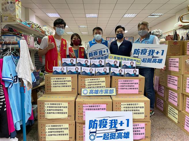 国民党中央组发会兼高雄市党部主委李哲华在副主委曹桓荣陪同下，今（28）日上午前往华山基金会致赠防疫物资。（国民党高市党部提供）