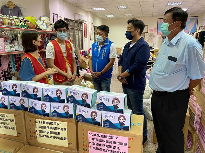 国民党中央组发会兼高雄市党部主委李哲华在副主委曹桓荣陪同下，今（28）日上午前往华山基金会致赠防疫物资。（国民党高市党部提供）