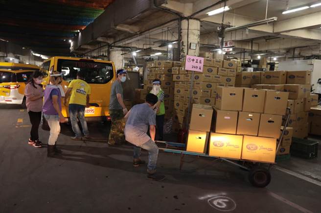 慈济基金会捐赠「安心宝饱箱」及「健康蔬果箱」给基隆市1569户家庭。（基隆市政府提供／陈彩玲基隆传真）