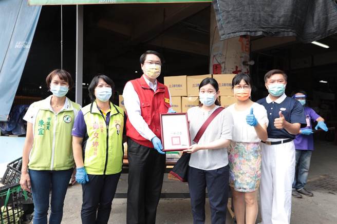 慈济基金会捐赠「安心宝饱箱」及「健康蔬果箱」给基隆市1569户家庭。（基隆市政府提供／陈彩玲基隆传真）