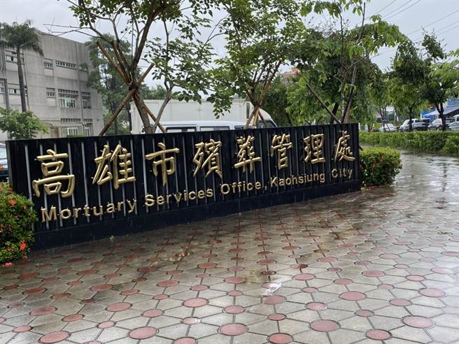 检警今28日在高雄市立殡仪馆对死亡的诺鲁籍女硕士生进行解剖，结果证实一尸两命。（石秀华摄）