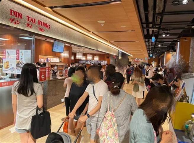 台灣目前仍處於三級警戒期，不少人卻已關不住，令醫師感嘆問「要長痛還是短痛？」（圖／翻攝自Dcard）