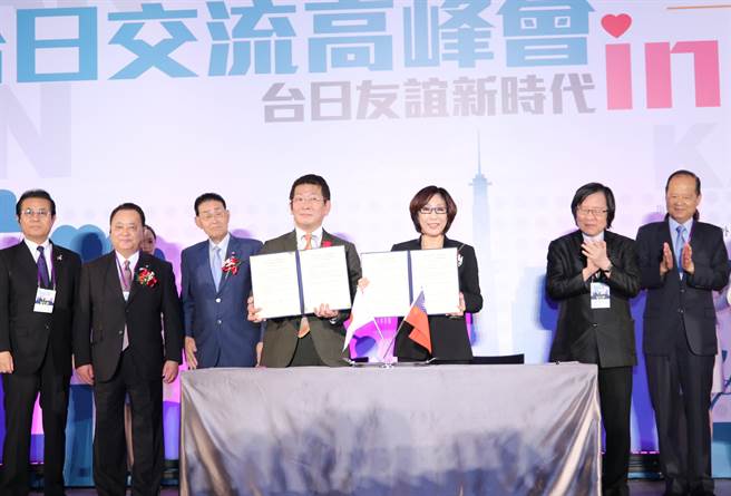 身兼台灣地方議會友日議員聯盟會長的高雄市議員康裕成（右三）號召黨籍議員共同採購屏東枋山芒果。（南方問政辦公室提供）