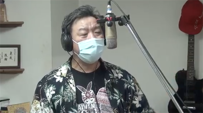 花莲在地音乐制作人麻海师，在家抗疫一个多月的期间，谱出「真心英雄」一曲，替第一线的医护、清洁队员及警察们加油打气。（民眾提供／罗亦晽花莲传真）