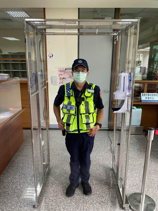 台中企业及警友捐赠大雅警分局「喷雾式消毒门」，让员警防疫同时多一层安全保障。（大雅警分局提供／陈淑娥台中传真）