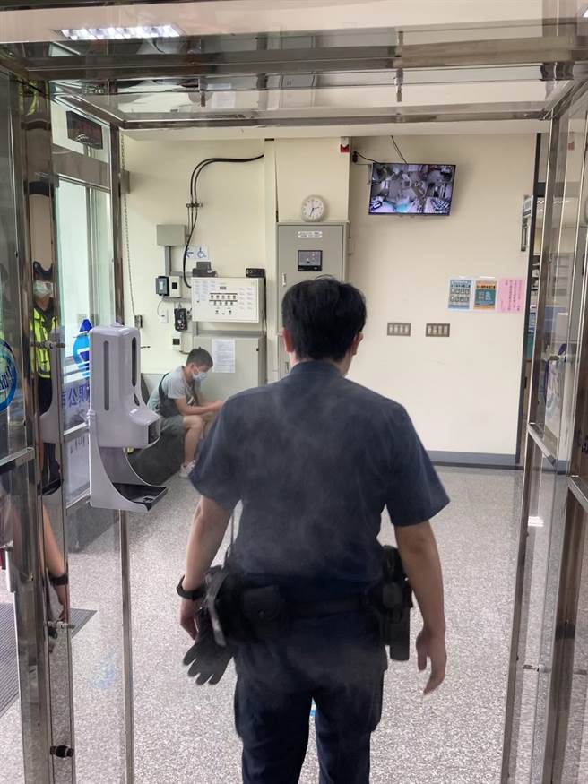 台中企业及警友捐赠大雅警分局「喷雾式消毒门」，让员警防疫同时多一层安全保障。（大雅警分局提供／陈淑娥台中传真）