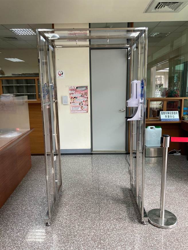 台中企业及警友捐赠大雅警分局「喷雾式消毒门」，让员警防疫同时多一层安全保障。（大雅警分局提供／陈淑娥台中传真）