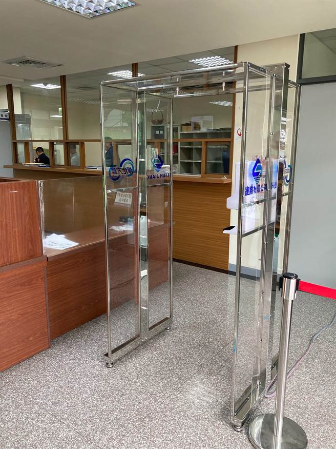 台中企业及警友捐赠大雅警分局「喷雾式消毒门」，让员警防疫同时多一层安全保障。（大雅警分局提供／陈淑娥台中传真）