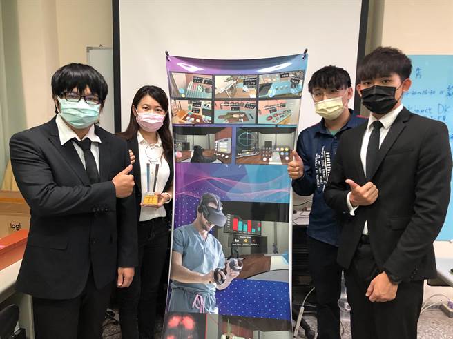 弘光资工系副教授林佩蓉(左二)带领学生研发VR结合脑波的復健系统。（陈淑娥摄）