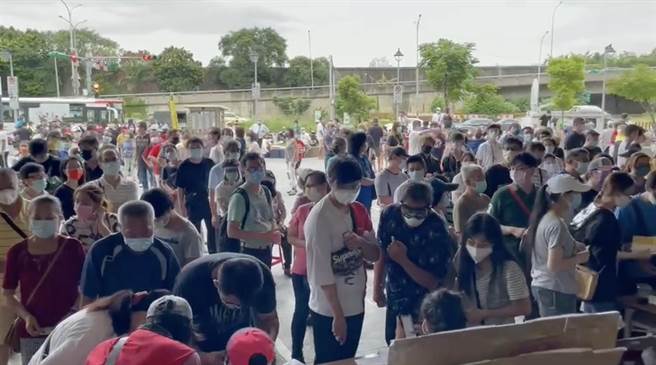 许淑华指出，环南市场打疫苗的人潮大爆满。（图／摘自许淑华脸书）