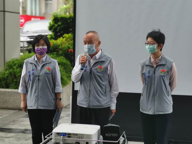 苗栗县长徐耀昌28日在扶轮社捐赠筛检站仪式上，宣布即日起解除外籍移工禁足令。（谢明俊摄）