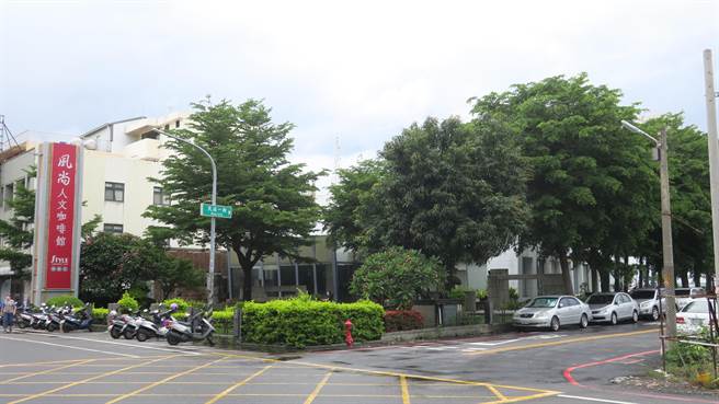 已营业18年的风尚人文咖啡馆彰化旗舰店，惊传将于7月底正式歇业，近日低调贴出内部整修公告，全面出清拍卖店内生财器具与餐具杯盘。（谢琼云摄）