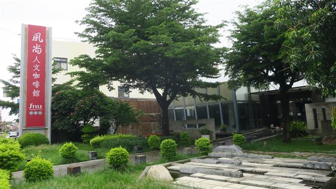 已营业18年的风尚人文咖啡馆彰化旗舰店，惊传将于7月底正式歇业，近日低调贴出内部整修公告，全面出清拍卖店内生财器具与餐具杯盘。（谢琼云摄）