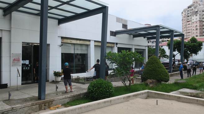 店内餐具杯盘以市价1至3折出清拍卖，有些几乎是全新，不少彰化市民眾闻风传来排队抢便宜。（谢琼云摄）