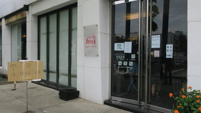 店内餐具杯盘以市价1至3折出清拍卖，有些几乎是全新，不少彰化市民眾闻风传来排队抢便宜。（谢琼云摄）