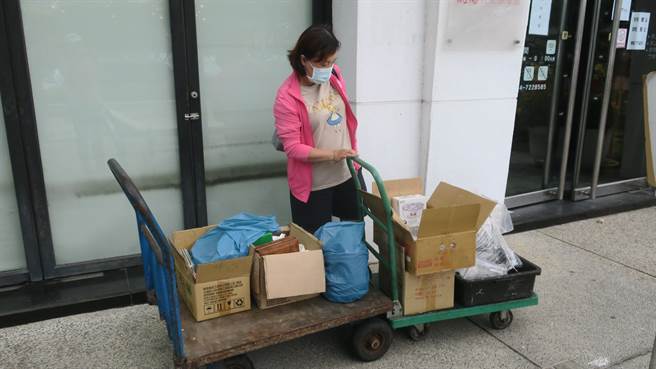 彰化市蔡小姐听朋友告知后，中午前来挑选新家餐具，花了3000多元买了许多陶杯、火锅与花茶餐具组。（谢琼云摄）