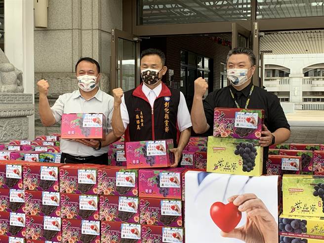 葳格国际学校向彰化大村果农採购1000箱葡萄，将转送给防疫第一线医护人员。(林欣仪摄)