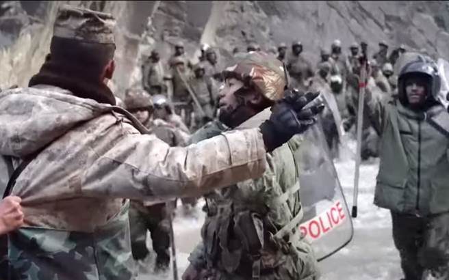 中印去年6月在加勒萬谷爆發血腥衝突（見圖）後，新德里改變戰略，將中方視為主要對手，並採取轉守為攻的態勢，在邊境大幅增兵。（央視）