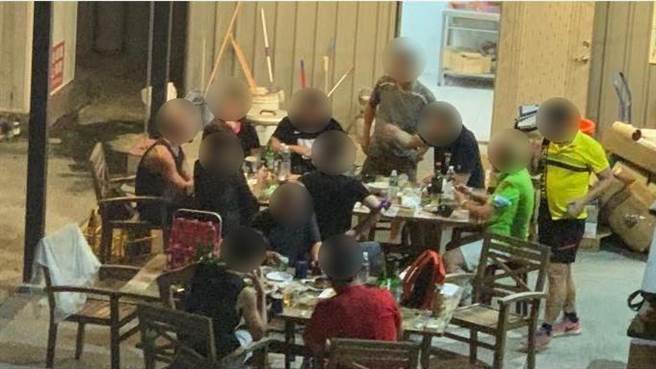 桃園12名男女深夜違反限聚令聚集喝酒，鄰居報警最高罰360萬元。（圖／翻攝臉書《桃園爆報》）