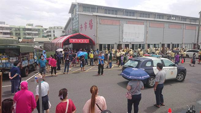 安南区怡安路果菜市场筛检站出现大批民眾抢筛检，因人数太多不少人扑空，在现场抱怨连连。（程炳璋摄）