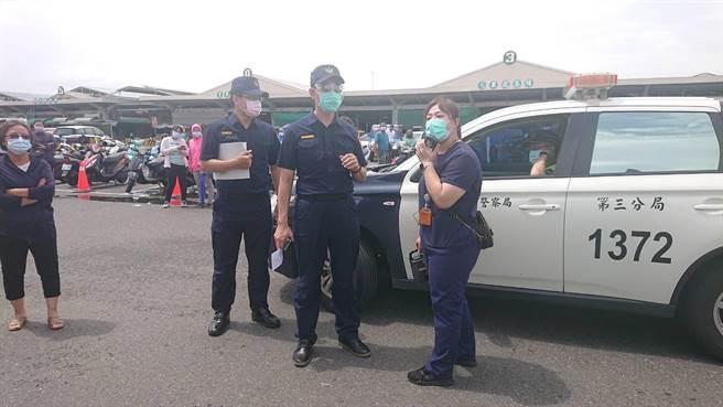 安南区怡安路果菜市场设置筛检站，出现爆量筛检人潮，现场抱怨不断，医疗人员拿起警车扩音器向民眾解释。（程炳璋摄）