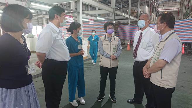 台南市副市长赵卿惠（中）到果菜市场筛检站视察。（程炳璋摄）