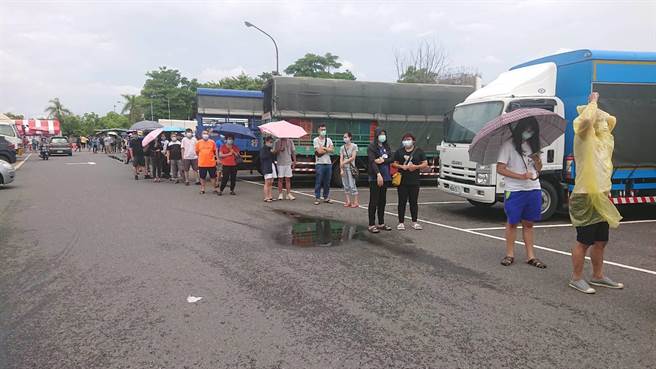 安南区果菜市场筛检站28日中午还没开始筛检，就出现排队人龙。（程炳璋摄）