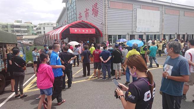 筛检人员告知民眾已无号码牌，不少民眾站在筛检站口，不断抱怨大骂。（程炳璋摄）