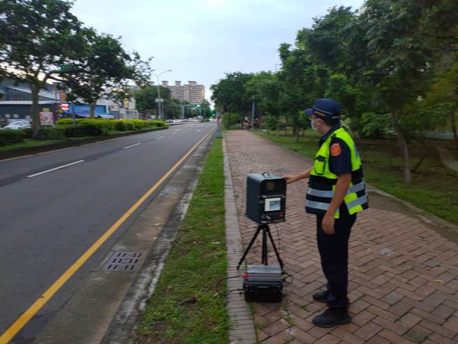 台中市第二分局特于辖内重要路段，加强编排「移动式测速照相」勤务，希望藉此达到吓阻作用，避免民眾车速过快导致交通事故的发生。（台中市二分局提供／冯惠宜台中传真）