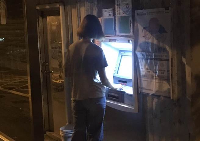 和平警分局双崎派出所警员林懋轩阻诈成功，保住张女辛苦钱。（和平警分局提供／陈淑娥台中传真）